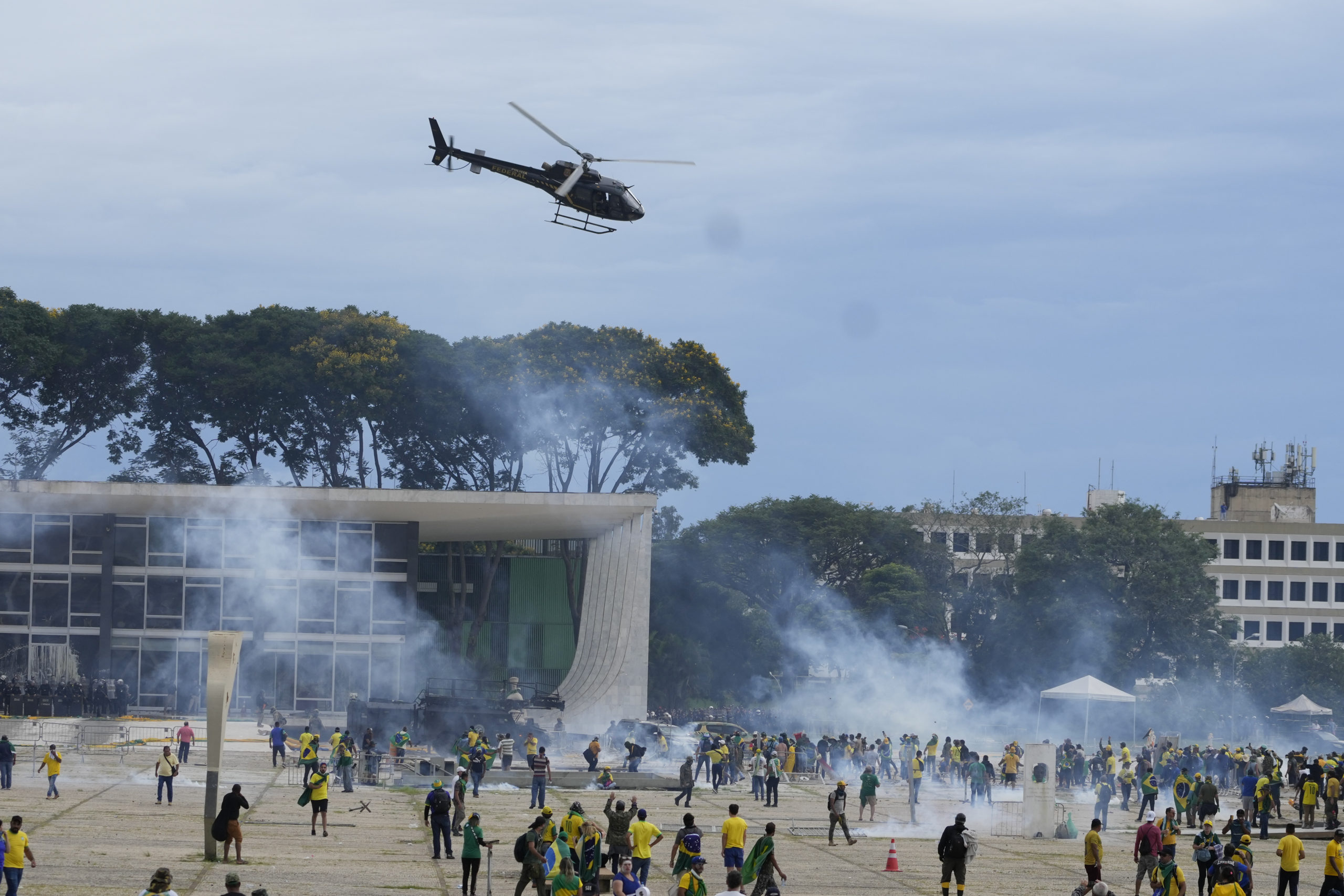Εικόνες χάους στη Βραζιλία: Υπό τον έλεγχο των δυνάμεων τα κυβερνητικά κτίρια – Εκατοντάδες συλλήψεις