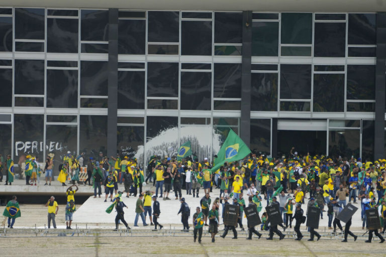 Βραζιλία: Δυνάμεις ασφαλείας ανέκτησαν τον έλεγχο των κυβερνητικών κτηρίων στα οποία εισέβαλλαν χιλιάδες μπολσοναριστές