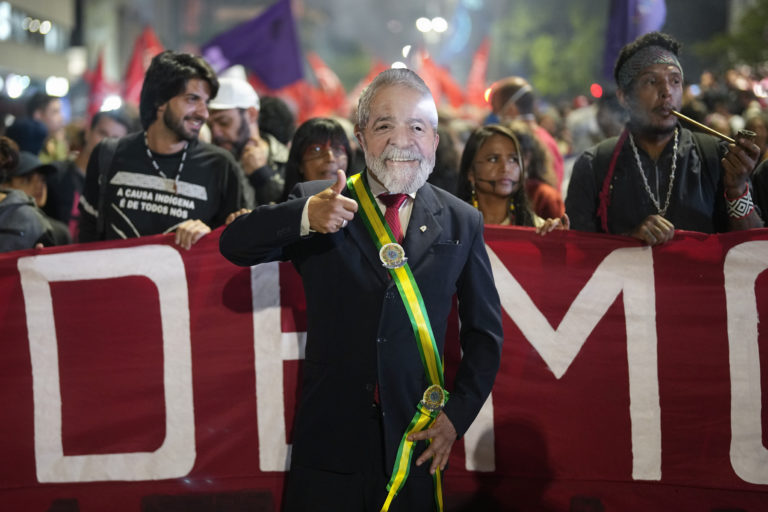 Βραζιλία: Οι οπαδοί του Λούλα στους δρόμους – Απειλούν να επιστρέψουν οι υποστηρικτές του Μπολσονάρου