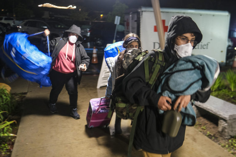 ΗΠΑ: Τουλάχιστον 14 άνθρωποι σκοτώθηκαν από την κακοκαιρία – Εκκενώνονται περιοχές
