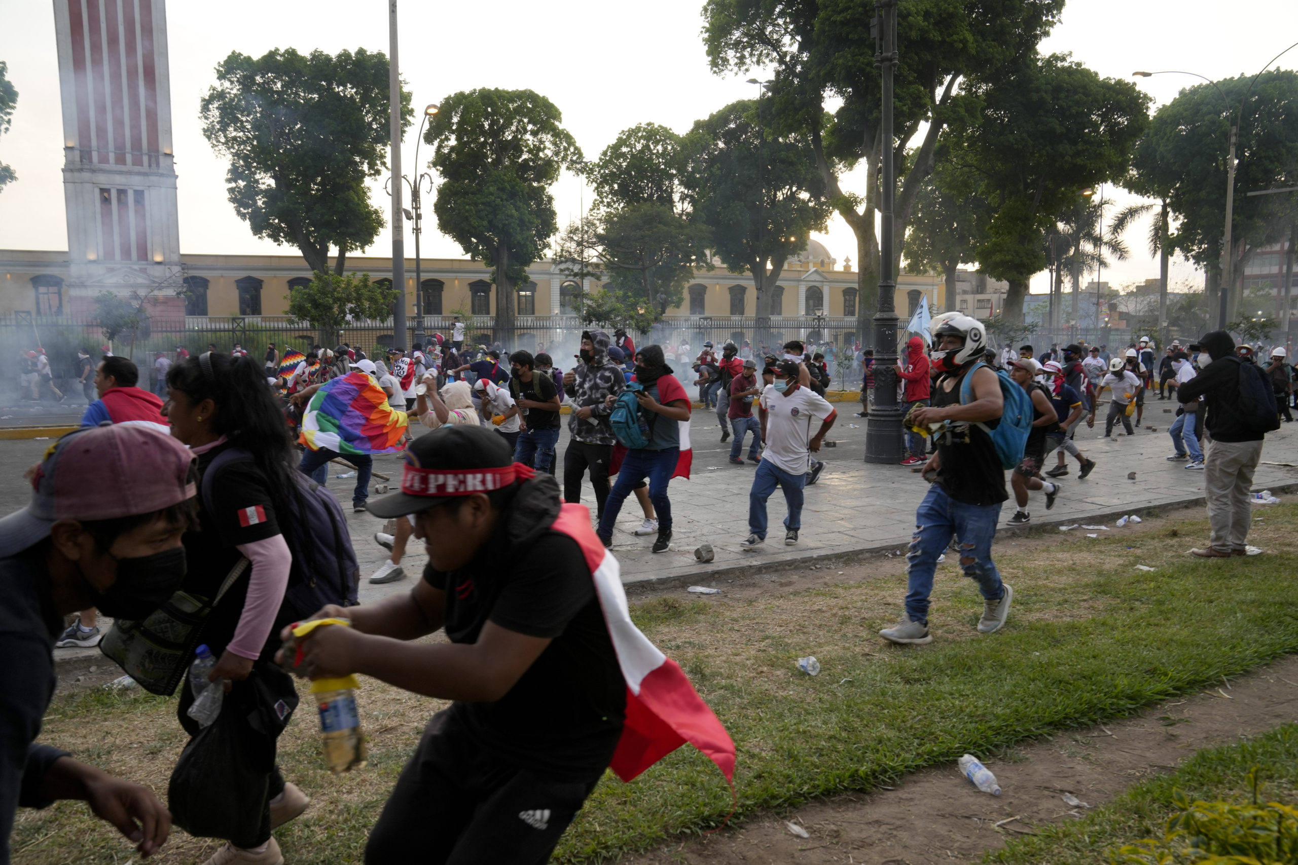 Χιλιάδες κόσμου διαδήλωσαν στη Λίμα ζητώντας την παραίτηση της Μπολουάρτε-Επεισόδια μεταξύ διαδηλωτών και αστυνομίας
