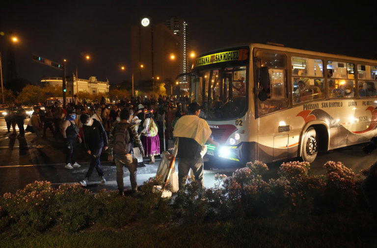 Περού: Διαδικασία για παύση της προέδρου Ντίνα Μπολουάρτε κινούν μέλη του Κογκρέσου