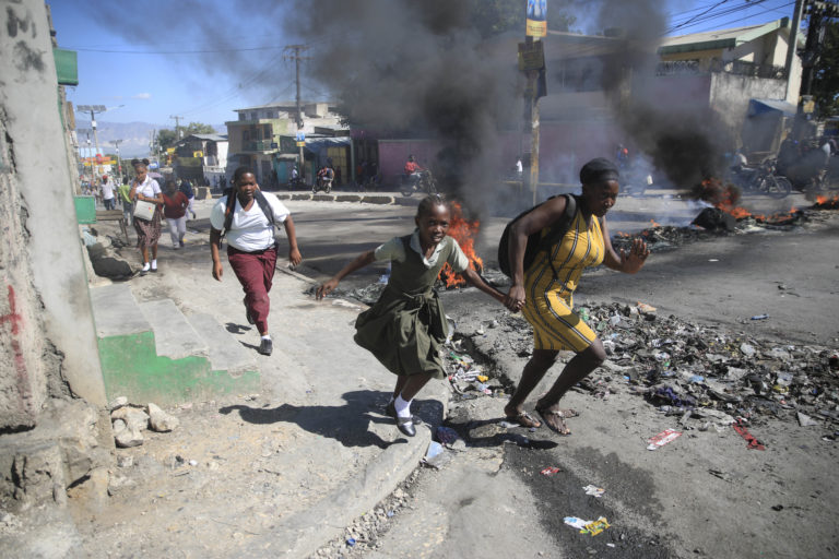 Αϊτή: Νεκροί έξι αστυνομικοί από επίθεση μελών συμμοριών – Διαδηλώσεις στο Πορτ-ο-Πρενς