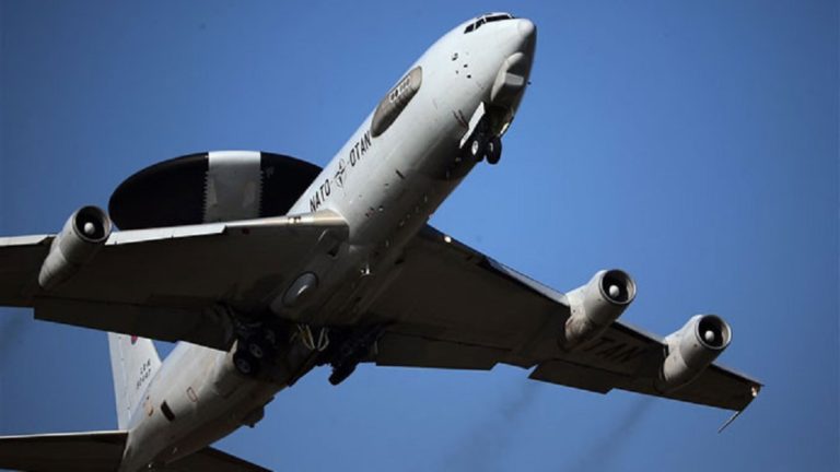 Αμερικανικά αναγνωριστικά AWACS φτάνουν στη Ρουμανία, για να «παρακολουθήσουν» Ρώσους στην Ουκρανία