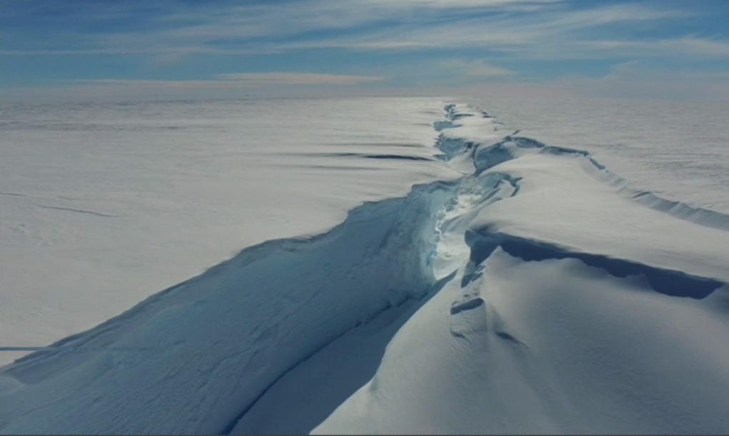 Ένα τεράστιο παγόβουνο αποκολλήθηκε από την Ανταρκτική