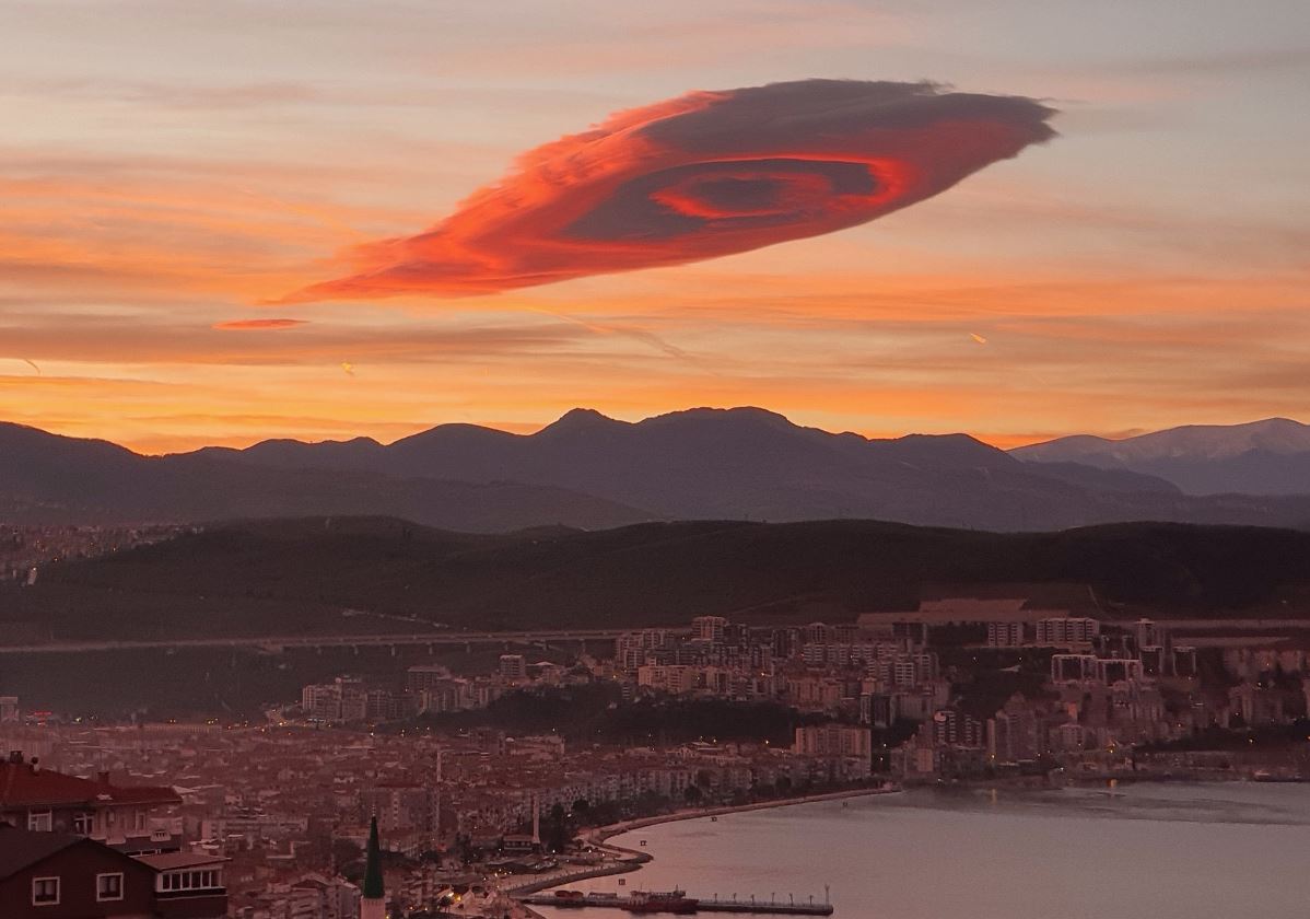 «UFO» στην Προύσα: Σύννεφο «ιπτάμενος δίσκος» σκέπασε τον ουρανό – Σαγηνευτικές εικόνες