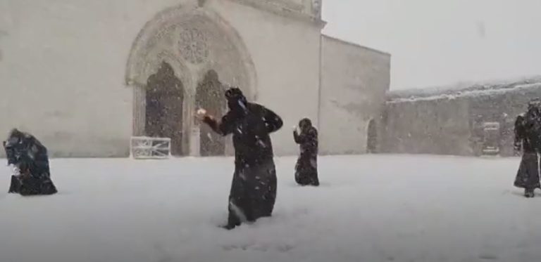 Ιταλία: «Το έστρωσε» και οι Φραγκισκανοί μοναχοί στην Ασίζη επιδόθηκαν σε χιονοπόλεμο (video)