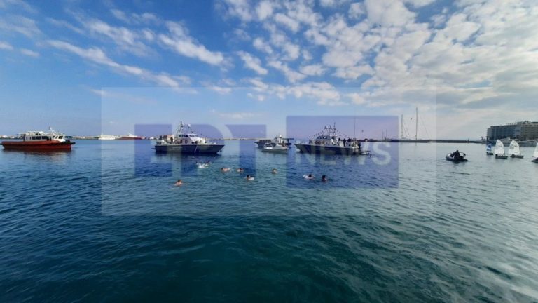 Αγιασμός υδάτων στο λιμάνι της Χίου, βούτηξαν 24 άτομα (video)