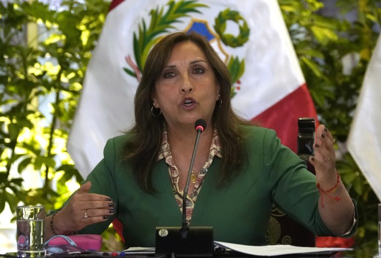 Περού: Η Ντίνα Μπολουάρτε πιέζει να προχωρήσουν οι εκλογές παρά την απόρριψη απο το Κοκγρέσο