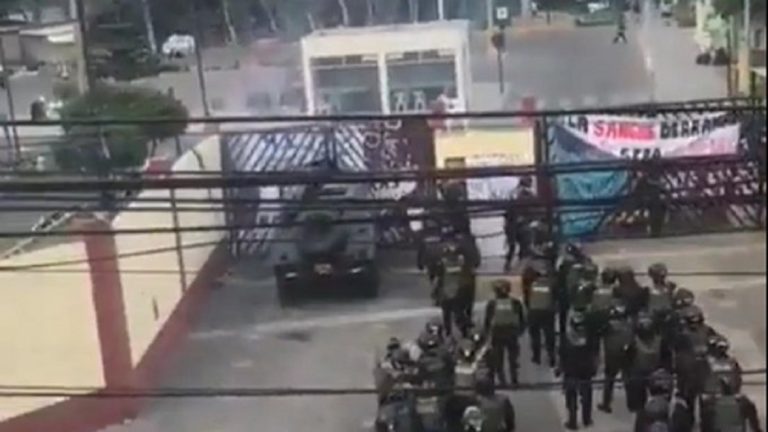 Περού – Kαταστολή διαδηλώσεων: Η στιγμή που άρμα μάχης εισβάλλει σε ιστορικό Πανεπιστήμιο