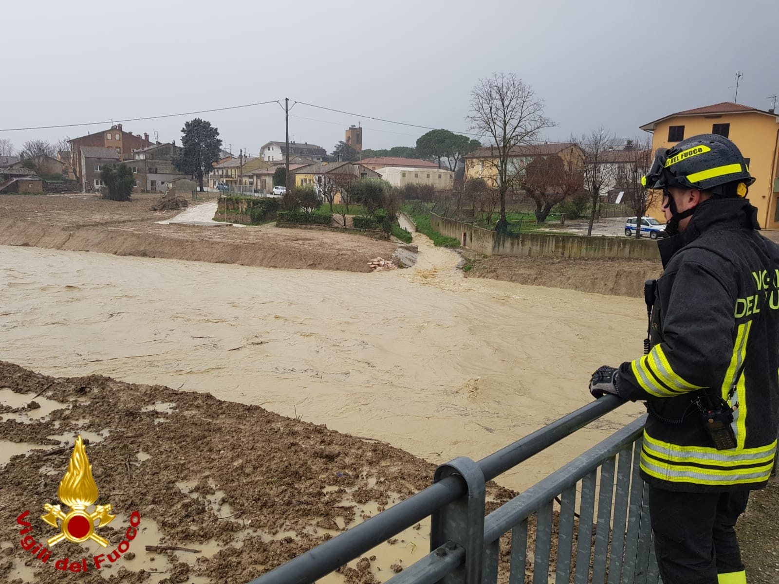 Σε κλοιό κακοκαιρίας η Ιταλία – Φόβοι για πλημμύρες, αλλά και παιχνίδια στο χιόνι για τους μοναχούς της Ασίζης