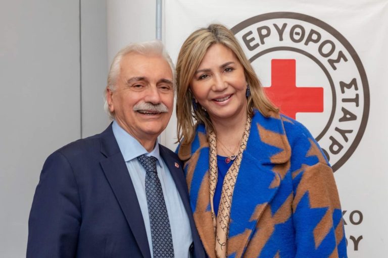 Η Ζ. Μακρή με τον πρόεδρο του Ερυθρού Σταυρού Δρ. Αυγερινό στην κοπή πίτας του παραρτήματος Βόλου 