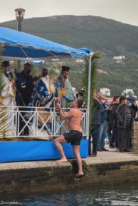 Σάμος: Μεγάλη η συμμετοχή στον εορτασμό των Θεοφανείων – Δύο γυναίκες βούτηξαν στον Αγ. Κωνσταντίνο