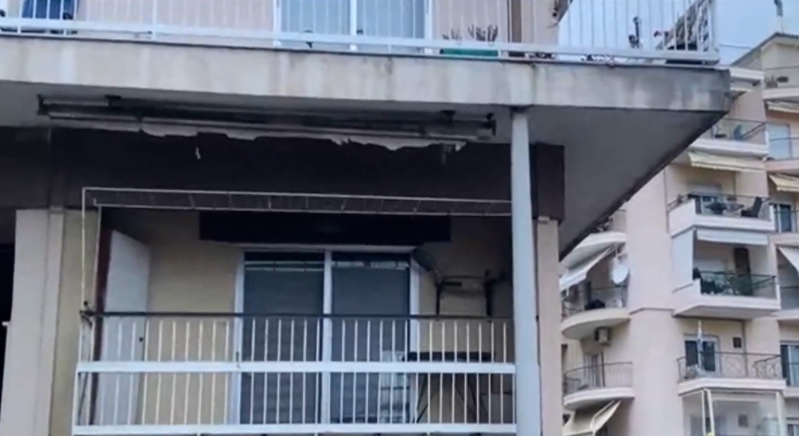 Viral το βίντεο με κολώνα φωτισμού που περνά μέσα από μπαλκόνι στην Ξάνθη – Έχει γίνει σήμα κατατεθέν της πόλης