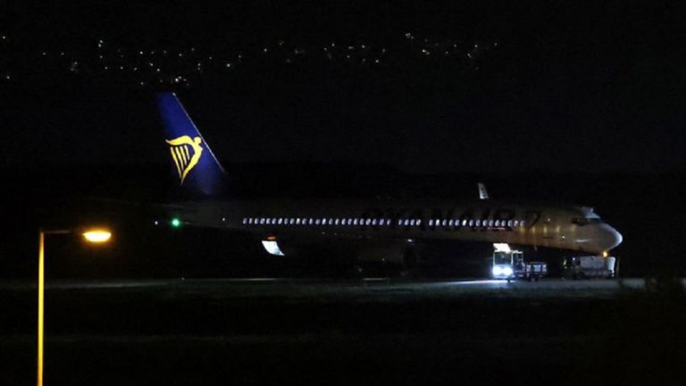 Boeing 738 της Ryanair: Ψευδής ειδοποίηση για βόμβα – Τεράστια κινητοποίηση – Αναπάντητα ερωτήματα