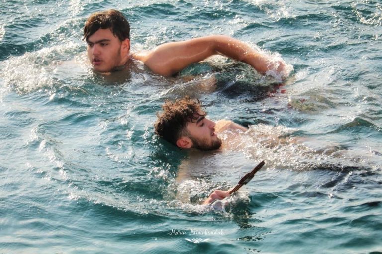 Οινούσσες: Αγιασμός υδάτων με κατάδυση Τιμίου Σταυρού από το κατάστρωμα του ΟΙΝΟΥΣΣΑΙ ΙΙΙ (video)