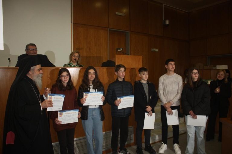 Βραβεία PALSO με πλήθος από παιδιά των Φροντιστηρίων Ξένων Γλωσσών
