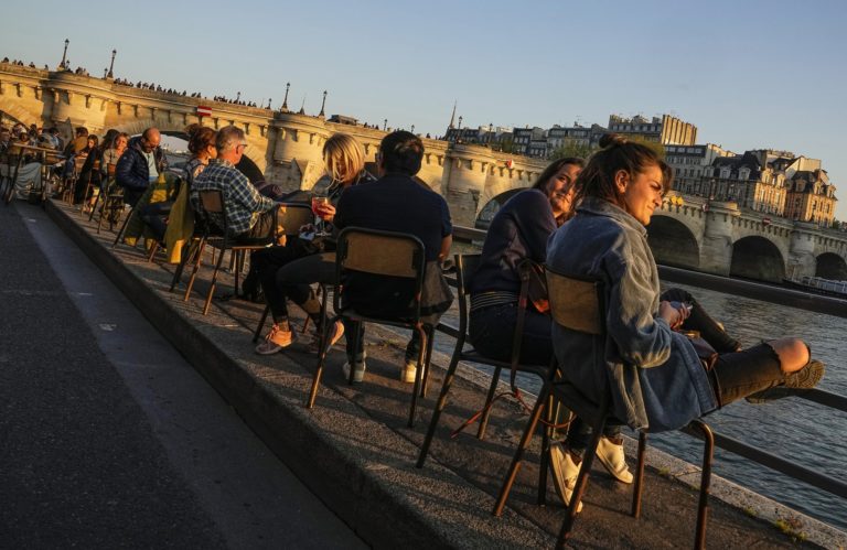 Γαλλία: Στα 64 χρόνια θα αυξηθεί η ηλικία συνταξιοδότησης μέχρι το 2030