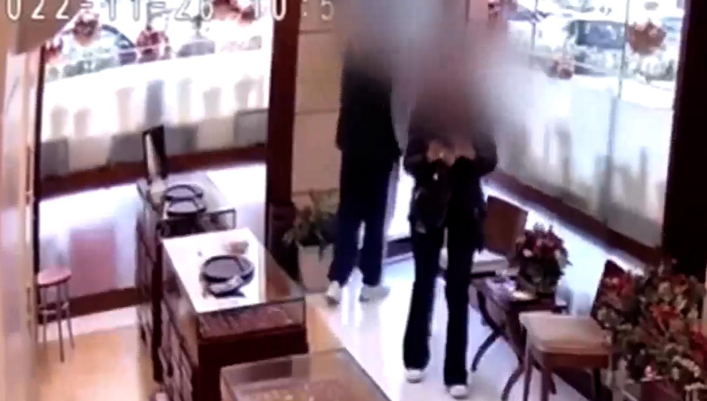 «Κλέφτης με το πατίνι» – Βίντεο ντοκουμέντο: Καρέ – καρέ η δράση του στο κοσμηματοπωλείο