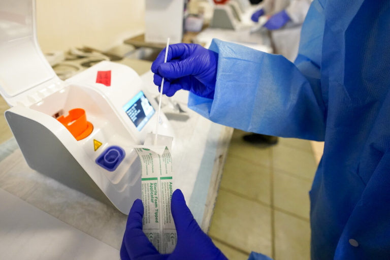 Ακριβαίνουν self test, rapid test και PCR – Η εγκύκλιος της ΑΑΔΕ