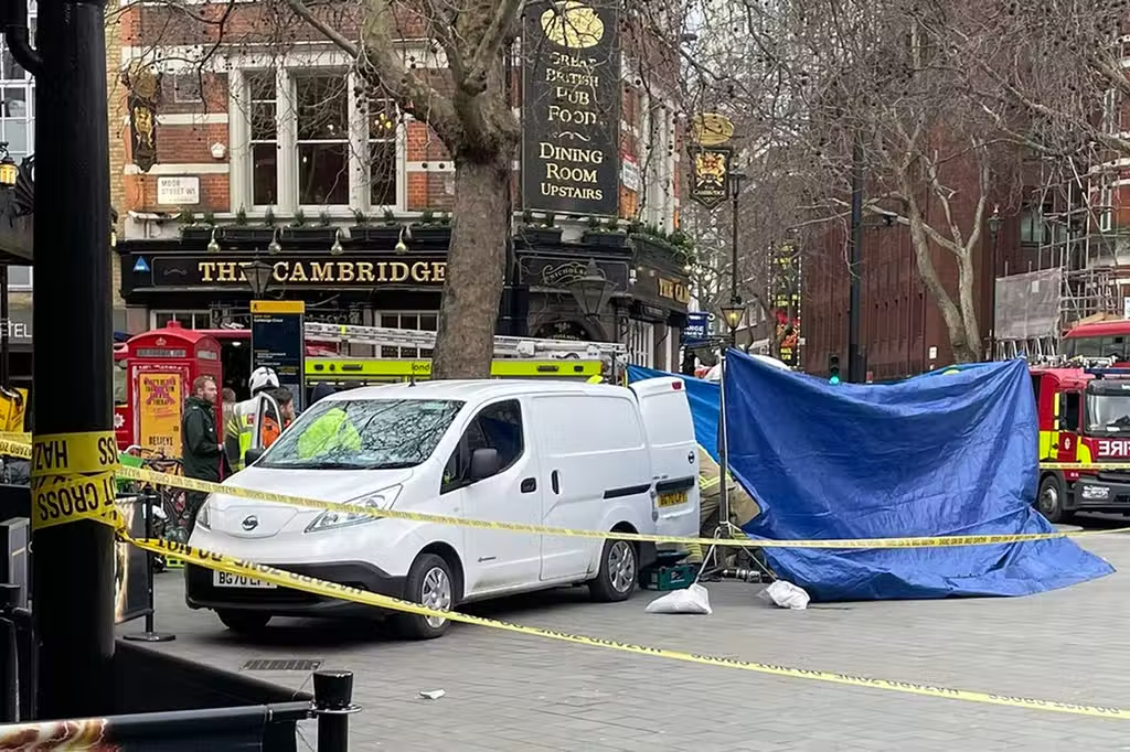 Νεκρός τεχνίτης σε δρόμο του Λονδίνου – Καταπλακώθηκε όταν επιχειρούσε να εγκαταστήσει ουρητήριο