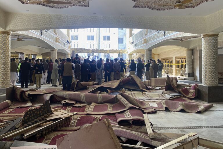 Πακιστάν: Στους 89 έφτασαν οι νεκροί από την επίθεση βομβιστή στο ισλαμικό τέμενος