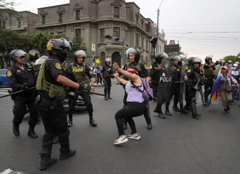 Περού: Στη Λίμα φτάνουν οι διαδηλωτές για τη μεγάλη πορεία κατά της Ντ. Μπουλουάρτε