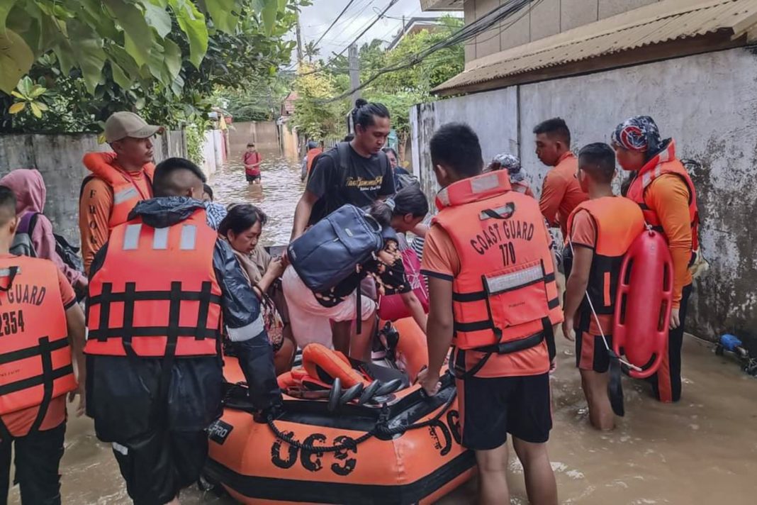 Φιλιππίνες: Τουλάχιστον 27 νεκροί και 3 αγνούμενοι από πλημμύρες – Χιλιάδες κάτοικοι εγκατέλειψαν τα σπίτια τους