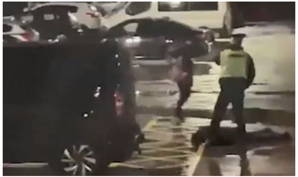 Σοκαριστικό βίντεο με εν ψυχρώ επίθεση αστυνομικών κατά φιλάθλου της Τσάρλτον στο Μάντσεστερ (video)