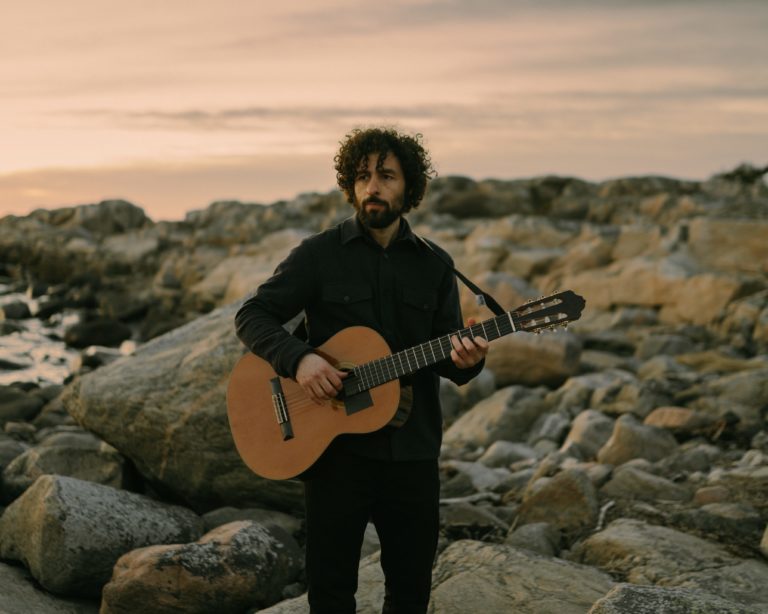O Σουηδός καλλιτέχνης της indie-folk μουσικής José González για μία μόνο βραδιά στo ΚΠΙΣΝ