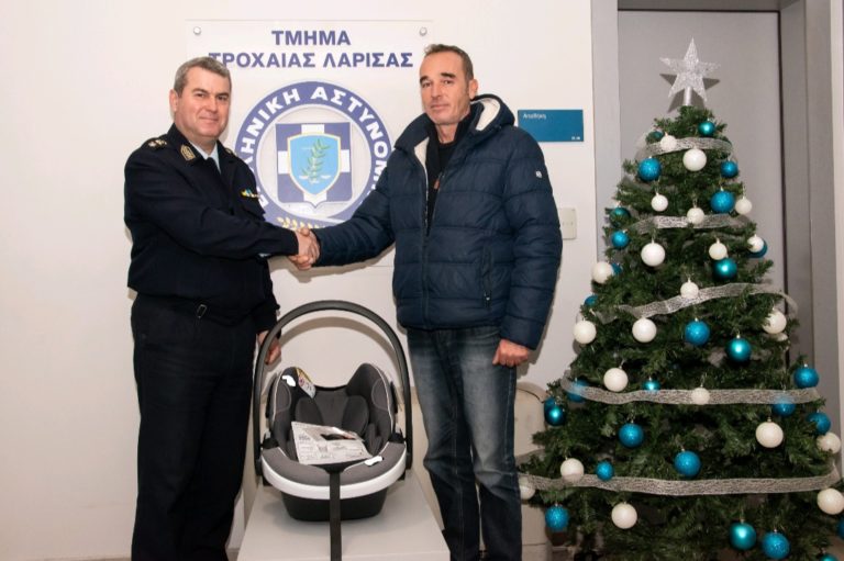 Παιδικό κάθισμα δώρισε η Τροχαία Λάρισας στο πρώτο μωρό του 2023