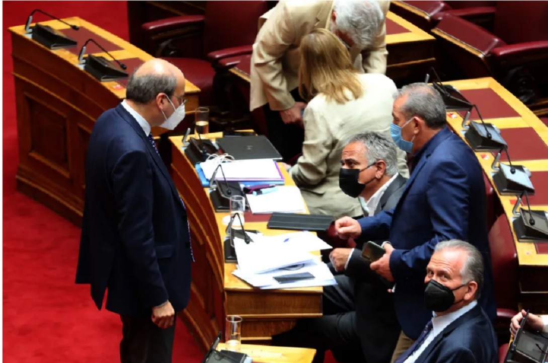 Βουλή – Πρόταση δυσπιστίας: Οι πολιτικές κόντρες της δεύτερης ημέρας