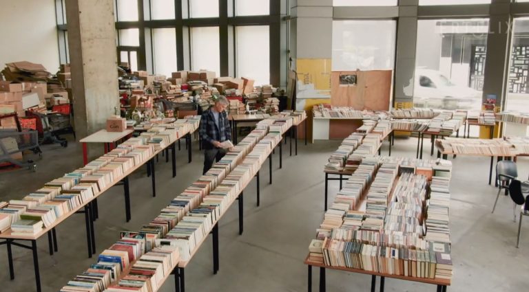 «Πεταμένα βιβλία, ξεχασμένοι άνθρωποι»: Οι +άνθρωποι στο παλαιοβιβλιοπωλείο των αστέγων