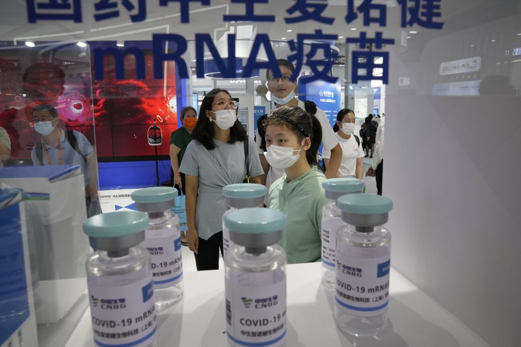 Κίνα: Πράσινο φως στη μονάδα της Sinopharm για κλινικές δοκιμές του εμβολίου mRNA κατά του COVID