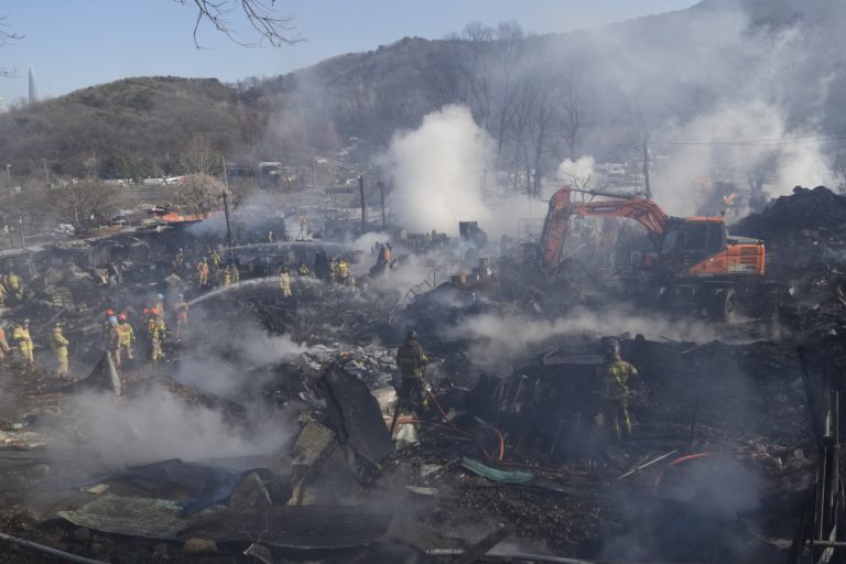 Ν. Κορέα: Πυρκαγιά σε παραγκούπολη στη Σεούλ, εκτοπίζει  500 κατοίκους