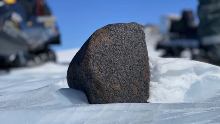 Επιστήμονες εντόπισαν μετεωρίτη 7,6 κιλών στην Ανταρκτική