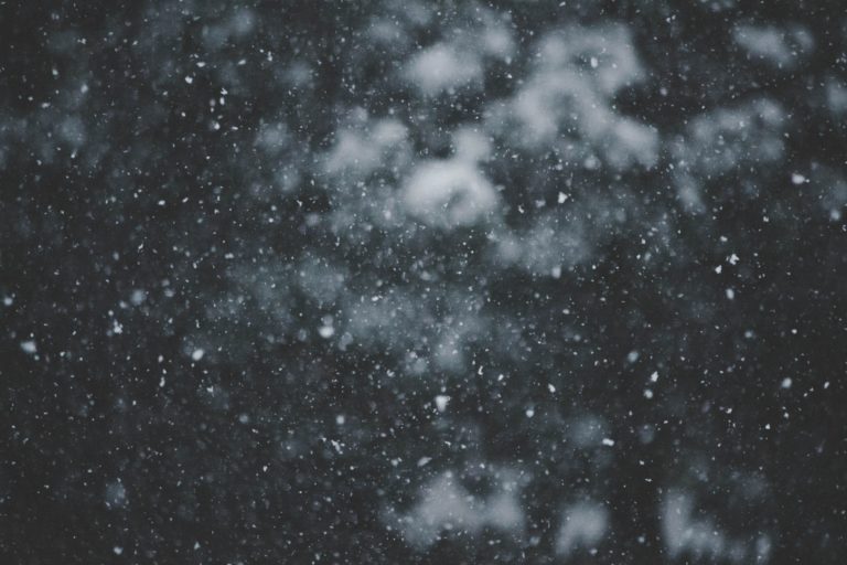 Ο καιρός με την Ν. Ζιακοπούλου: Επικίνδυνες καταιγίδες και πυκνά χιόνια στα ορεινά έως την Παρασκευή (video)