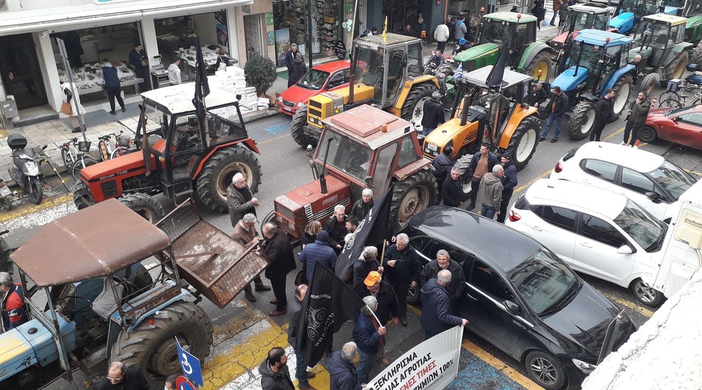 Τρίκαλα: Δυναμικό αγροτικό «μπλόκο» στο κέντρο της πόλης