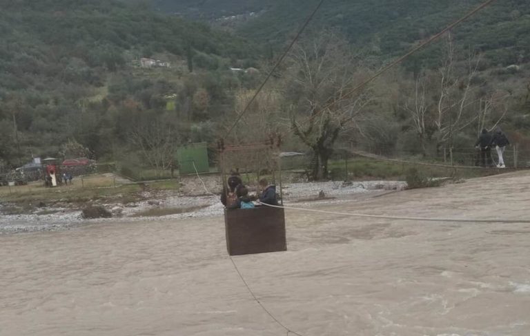 Αυτεπάγγελτη παρέμβαση εισαγγελέα για την επικίνδυνη διέλευση μαθητών από τον Εύηνο