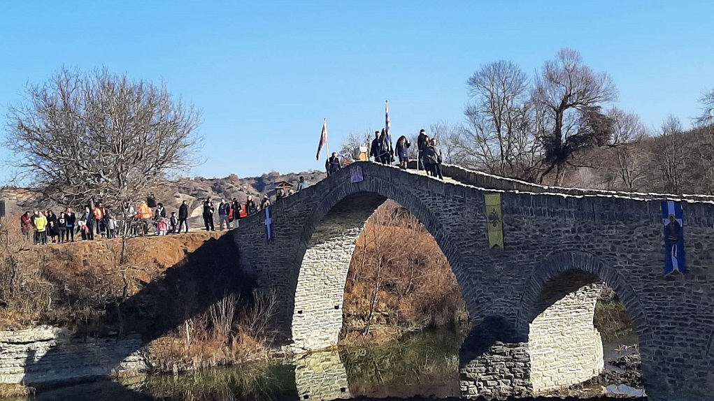 Κοζάνη: Αγιασμός στον Αλιάκμονα από το πέτρινο γιοφύρι του Ανθοχωρίου