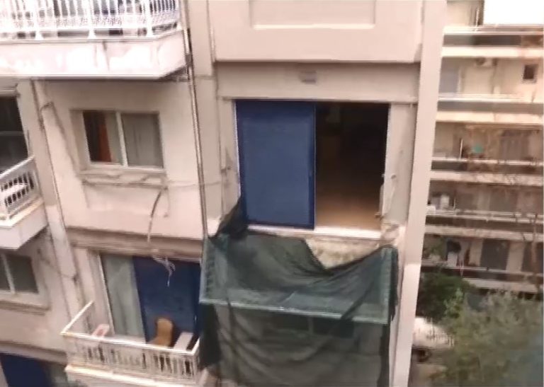 «Ατραξιόν» το αιωρούμενο μπαλκόνι ξενοδοχείου στη Συγγρού – Παραμένει στη θέση του για τρίτη ημέρα (video)