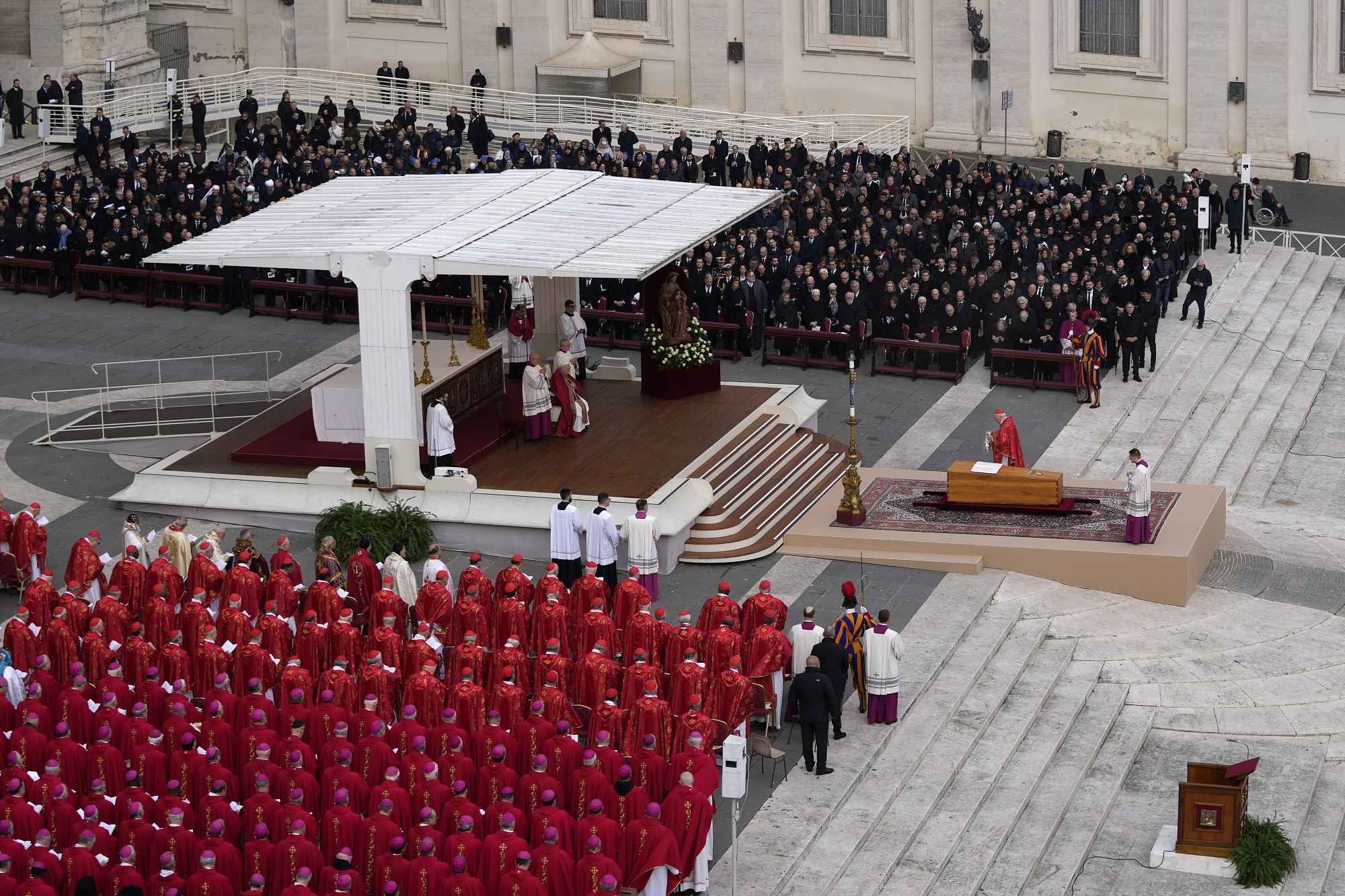 Βατικανό: Κηδεία του επίτιμου πάπα Βενέδικτου – Κατάμεστη η Πλατεία του Αγίου Πέτρου