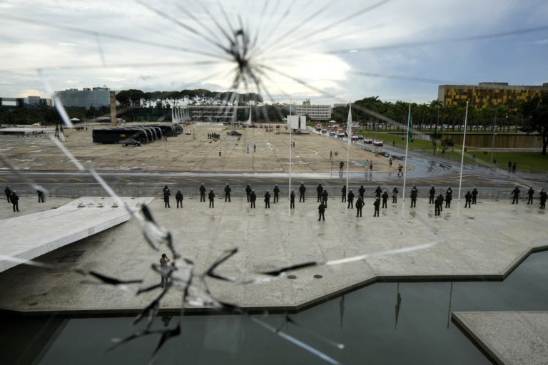 Η Λ. Αμερική ξανά σε αναβρασμό: H εισβολή στη Μπραζίλια, η σύγκρουση στο Περού, η κρίση στην Αργεντινή