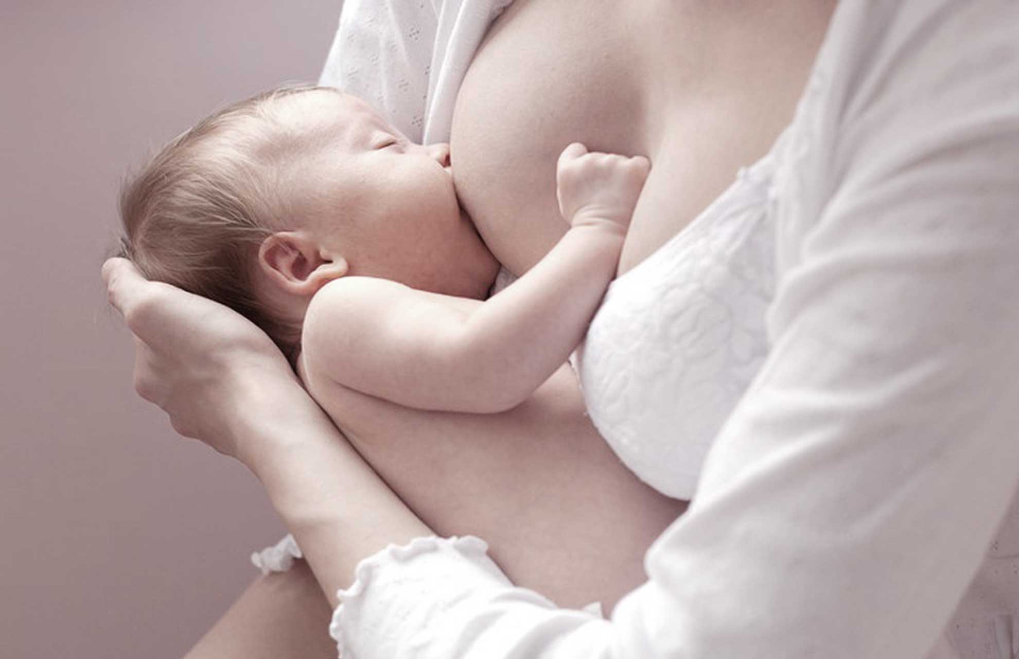 Ο θηλασμός μπορεί να προστατεύσει τα μωρά από την COVID-19