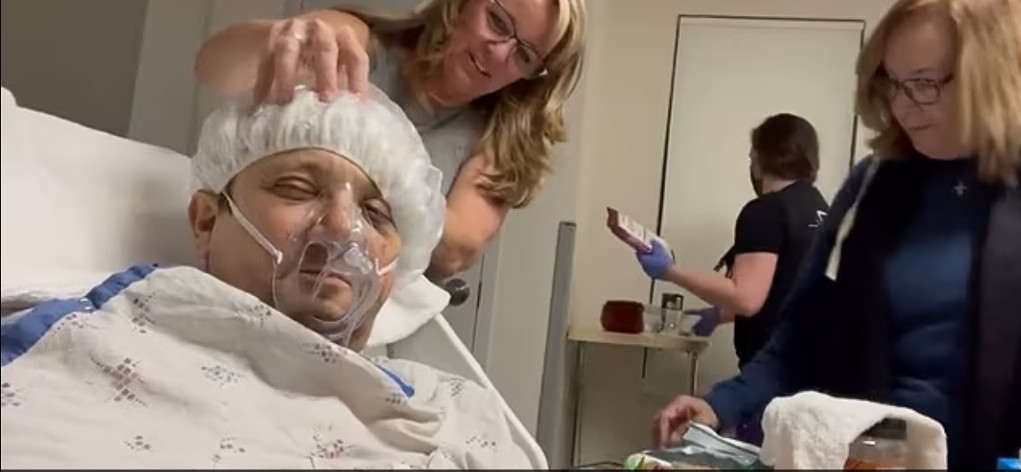 Βίντεο από το νοσοκομείο ανέβασε ο πραγματικός «υπερήρωας» Τζέρεμι Ρένερ