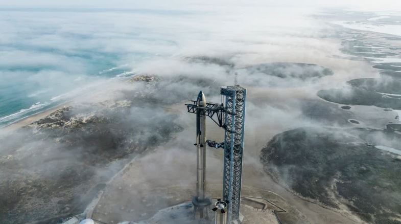 Εντυπωσιακές φωτογραφίες του πυραύλου Starship της SpaceX πάνω από τα σύννεφα