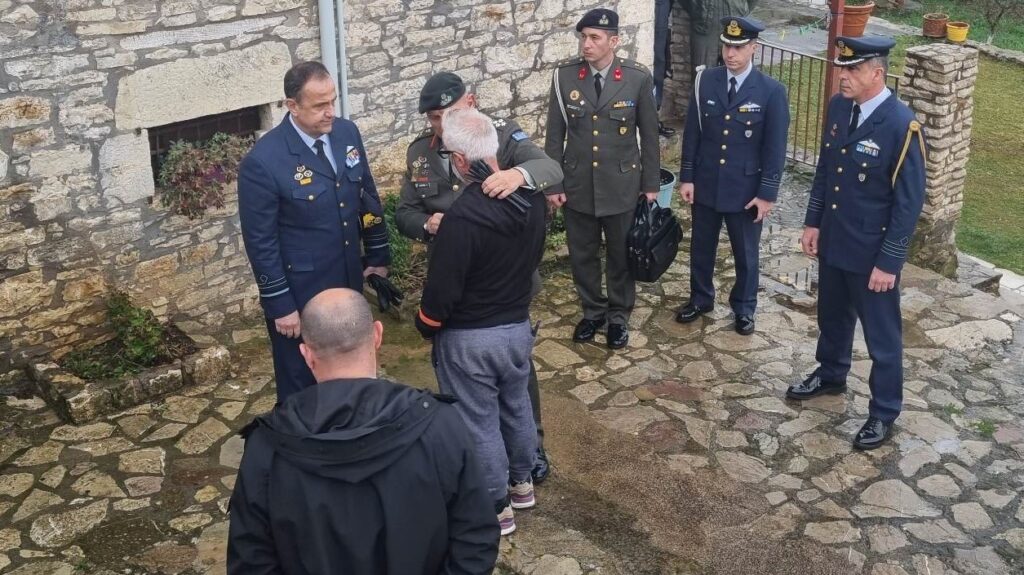 Τρίπολη: Οι αρχηγοί ΓΕΕΘΑ και ΓΕΑ στο σπίτι του αδικοχαμένου υποσμηναγού