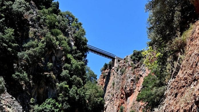 Νεκρός άνδρας εντοπίστηκε στο φαράγγι της Αράδαινας – Σε εξέλιξη επιχείρηση προσέγγισής του