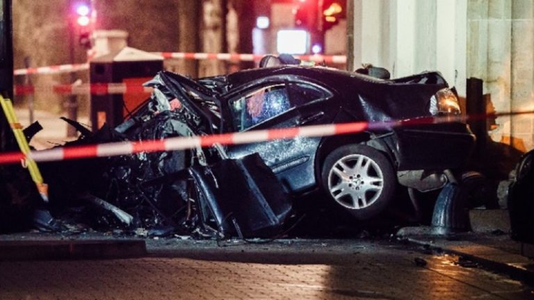 Γερμανία: Αυτοκίνητο έπεσε πάνω στην Πύλη του Βρανδεμβούργου – Νεκρός ο οδηγός του