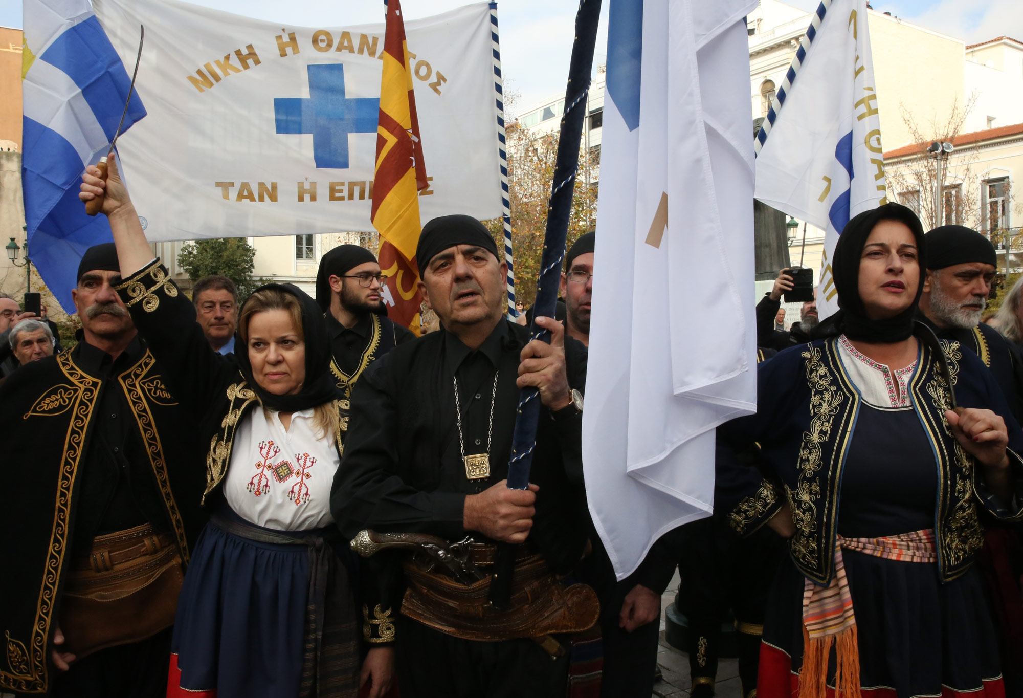 Κηδεία τέως βασιλιά: Ουρές πολιτών στη Μητρόπολη – Ακόμα και με παραδοσιακές στολές το τελευταίο αντίο (εικόνες)